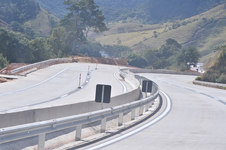 Curvas da BR-381, conhecida como Rodovia da Morte