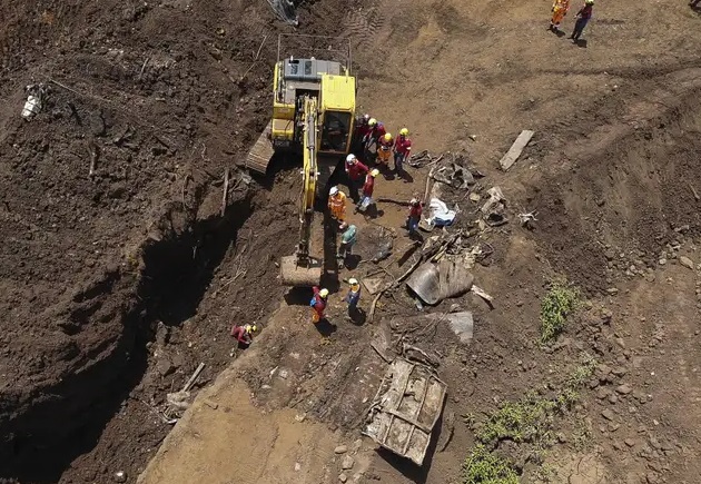 Militares do Corpo de Bombeiros fazem buscas em área atingida pelo mar de lama que desceu da Barragem da Mina do Córrego do Feijão, em Brumadinho