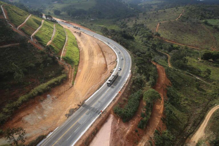 Obras na BR-381, entre Belo Horizonte e Governador Valadares