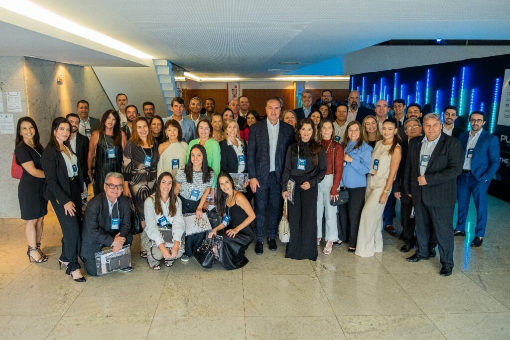 Grupo de pessoas posando para foto