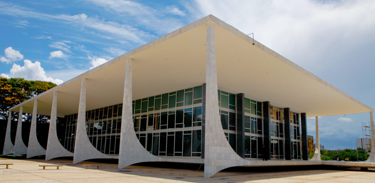 Está em questão a competência da Justiça do Trabalho, já que o Supremo está proferindo decisões que não reconhecem as decisões das cortes trabalhistas. São sentenças, inclusive, onde há contrato de trabalho regido pela CLT.