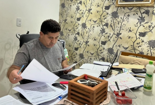 Prefeito de Frei Gaspar, Edson Alvos dos Santos (PT), despachando na prefeitura