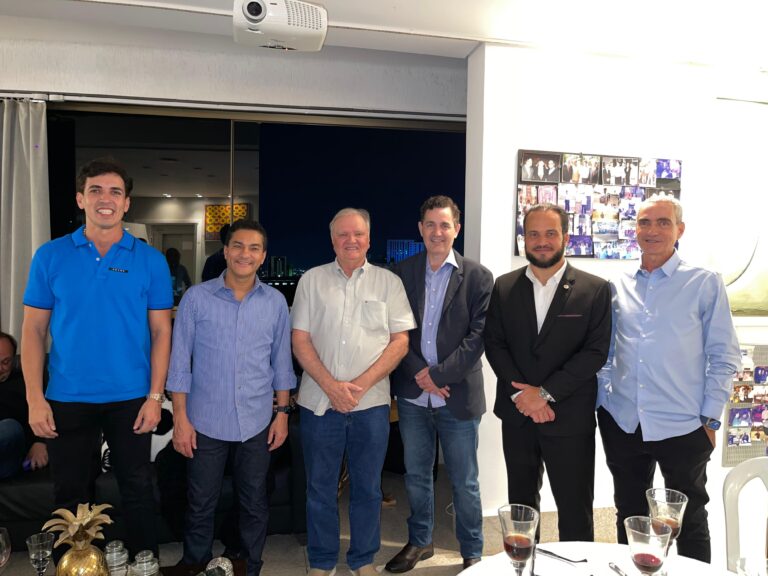 Na noite desta segunda, a propósito, uma reunião do partido deu o passo inicial para tentar convencer o parlamentar