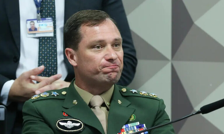 Mauro Cid depõe de farda na CPMI do 8 de Janeiro