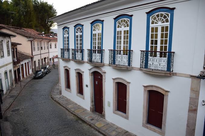 A FAOP é uma unidade da Secult, que nasceu em 1968, da união dos esforços do poeta Vinicius de Moraes, da atriz Domitila do Amaral, do escritor Murilo Rubião e do historiador Affonso Ávila, como espaço para produzir e absorver arte