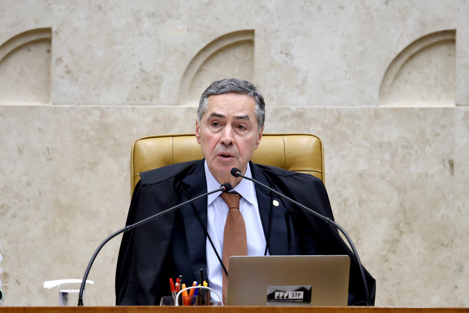 Luís Roberto Barroso presidindo sessão do STF