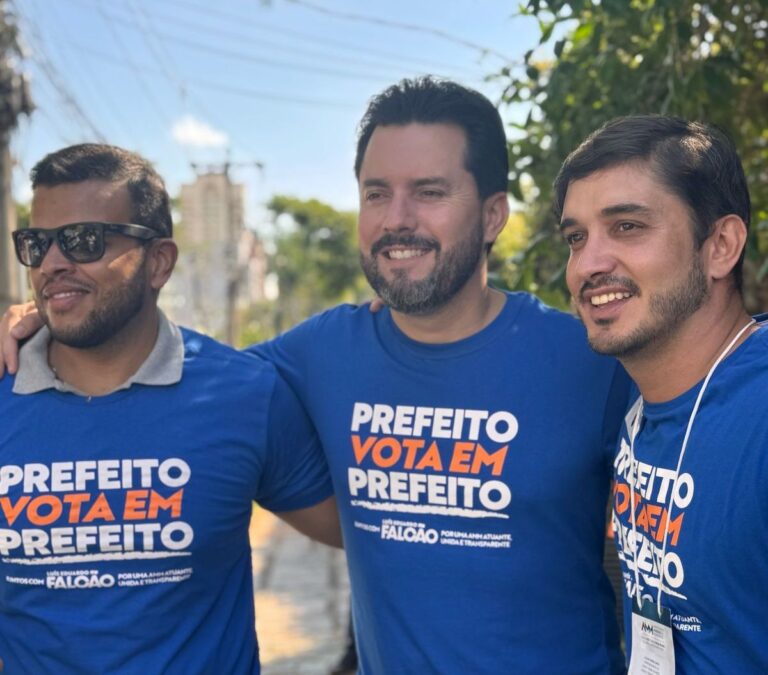 Falcão (centro), o novo presidente da AMM. Foto: Divulgação