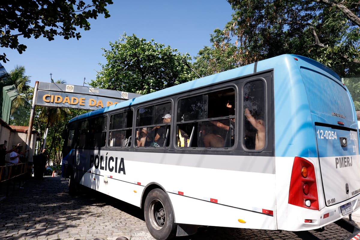 Torcedores do Peñarol presos na praia do Recreio, zona oeste do Rio de Janeiro, em outubro de 2024