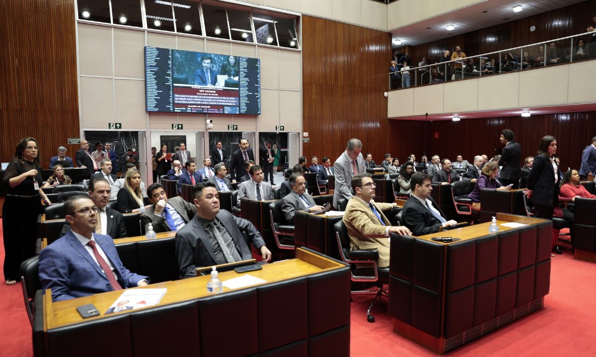 Deputados no plenário da ALMG