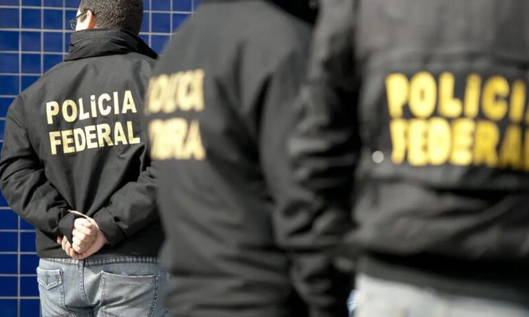 Policiais federais durante operação