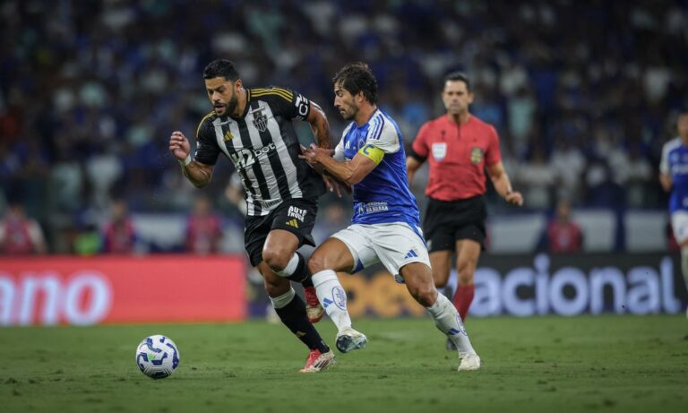 Foto de jogadores de Atlético e Cruzeiro