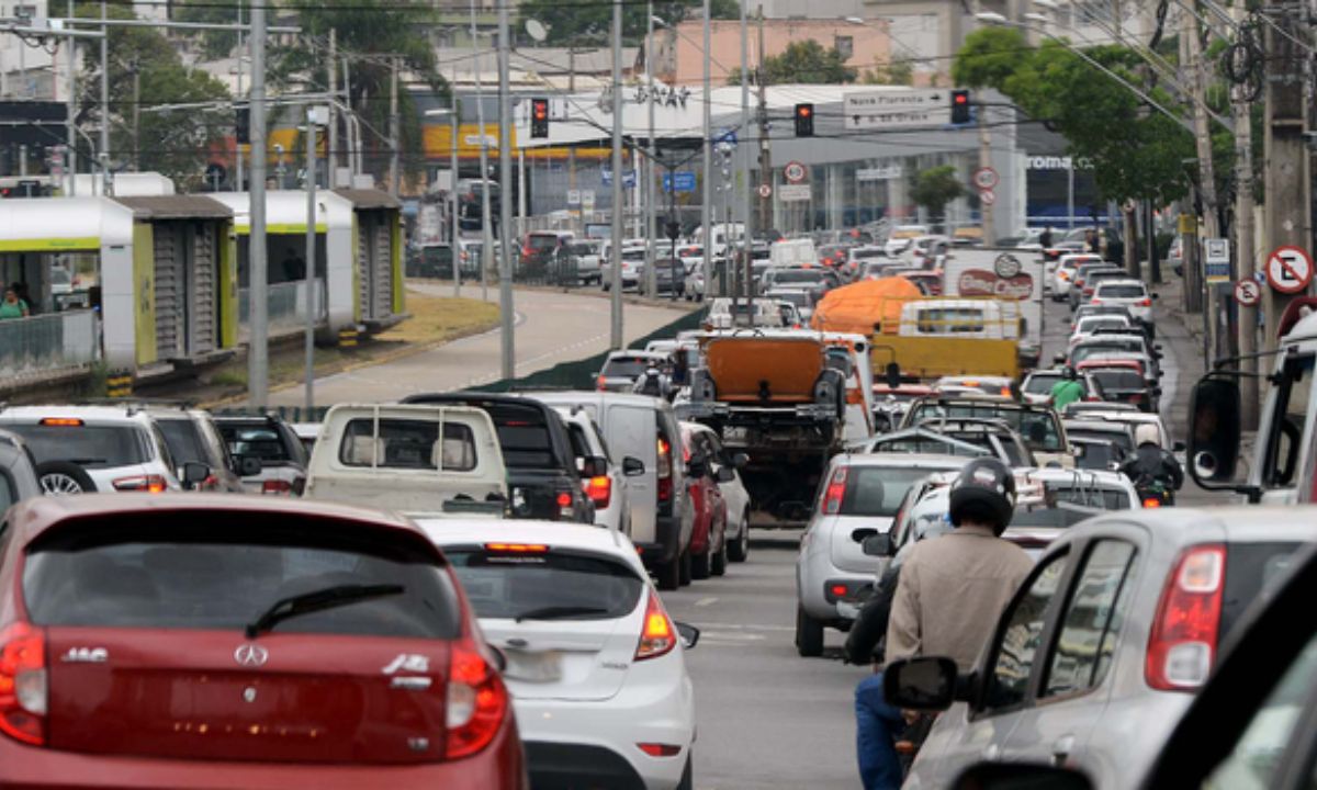 Foto mostra o trânsito em BH