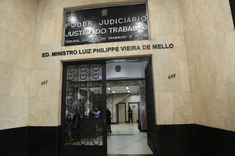 Fachada de prédio do TRT-MG