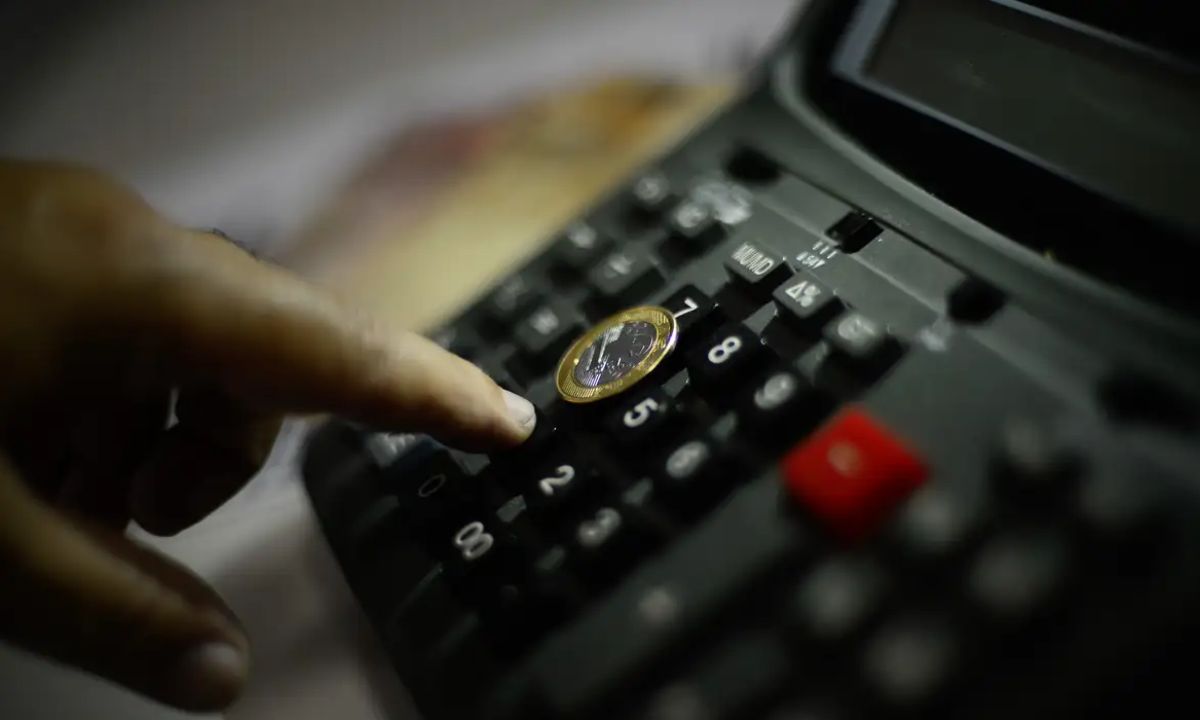 Cidadão faz contas em calculadora