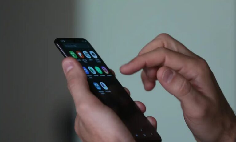 Cidadão utiliza smartphone
