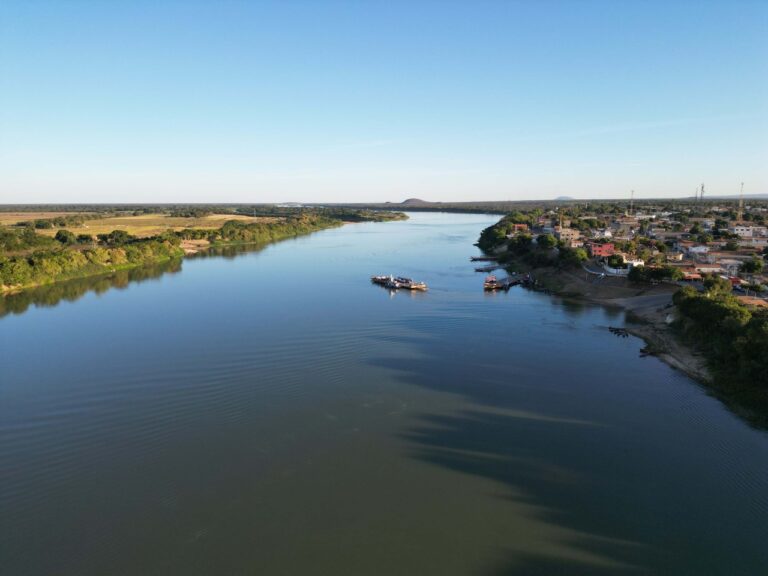 Rio São Francisco, entre as cidades de Manga e Matias Cardoso (Foto: DER - MG)