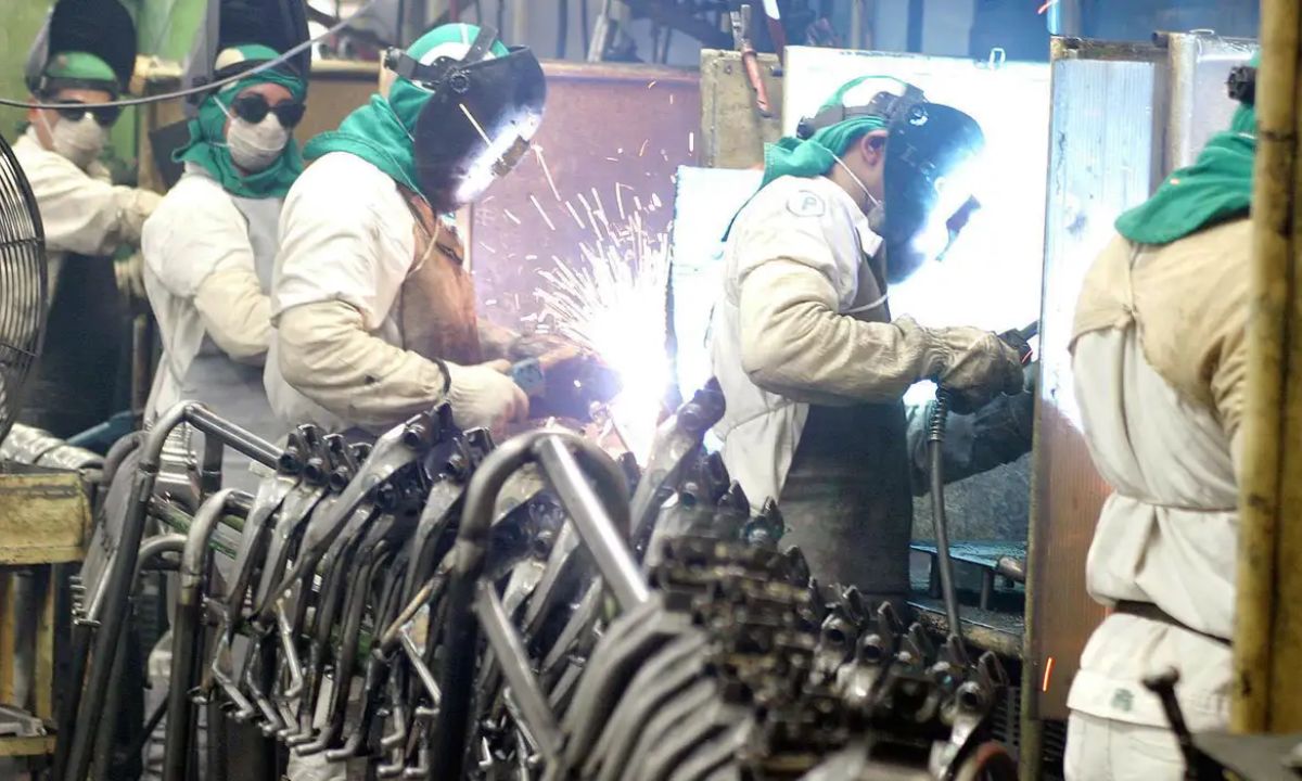 Trabalhadores atuam em planta industrial