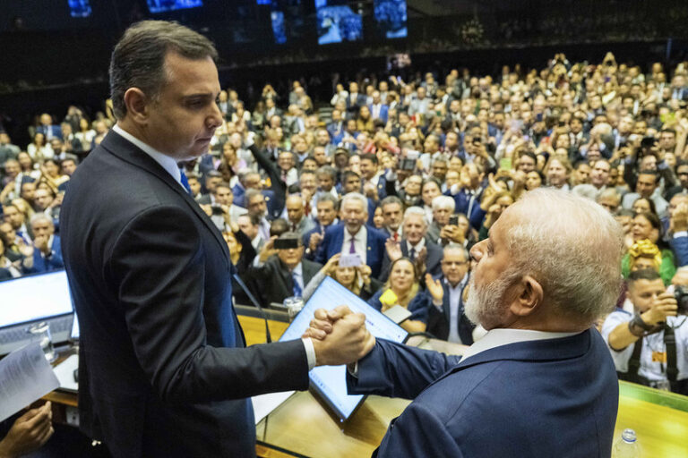 O senador Rodrigo Pacheco (PSD-MG) cumprimenta o presidente da República Luiz Inácio Lula da Silva.