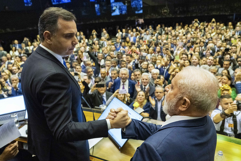 O senador Rodrigo Pacheco (PSD-MG) cumprimenta o presidente da República Luiz Inácio Lula da Silva.