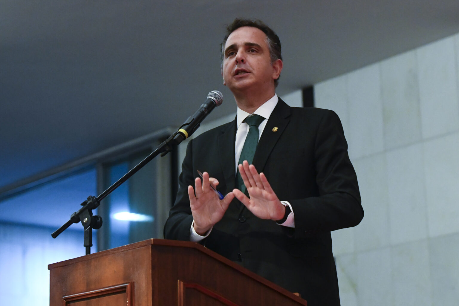 Na foto, o senador Rodrigo Pacheco durante discurso